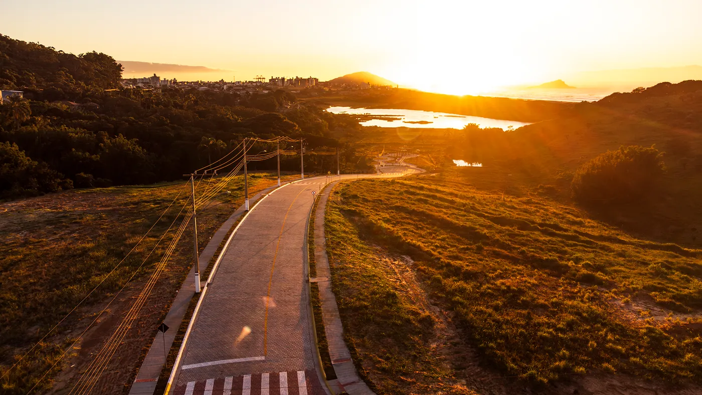 Rua do loteamento ao nascer do sol